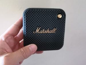 enceinte sans fil marshall willen dans une main