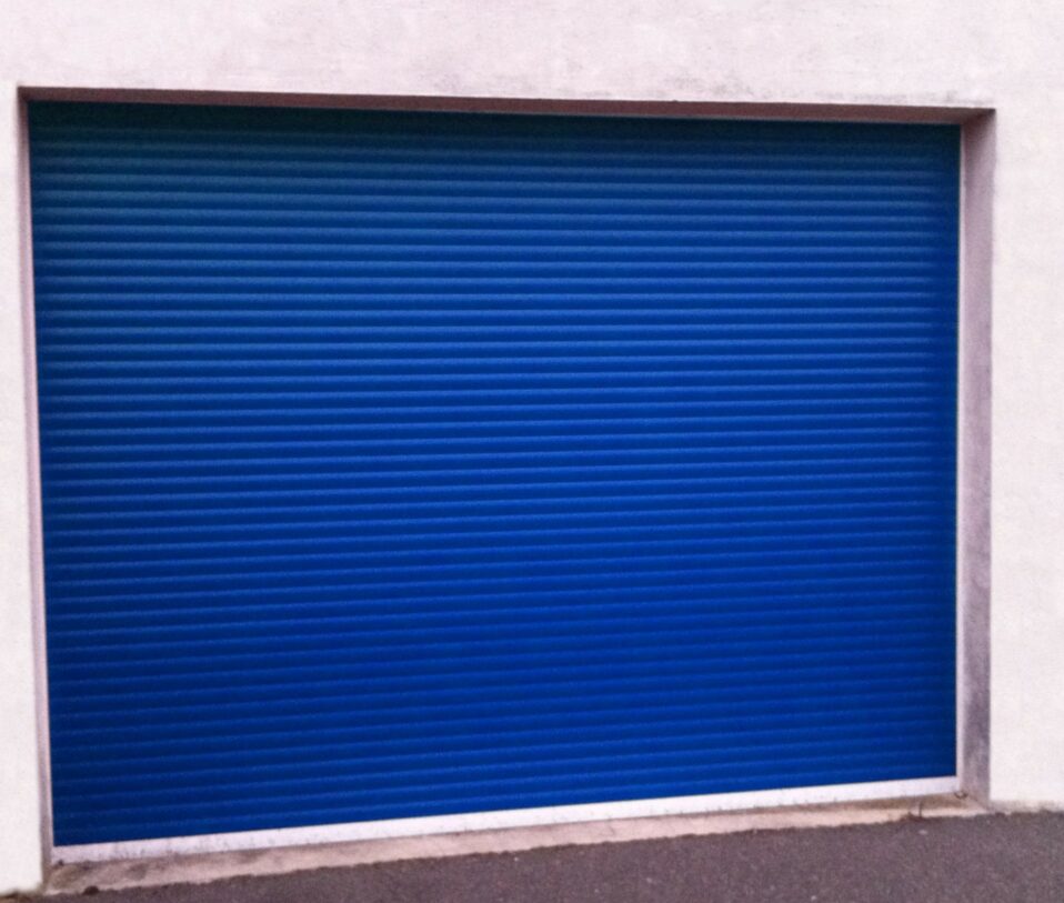 Rideau de garage bleu Epoxy - comment motoriser un rideau métallique