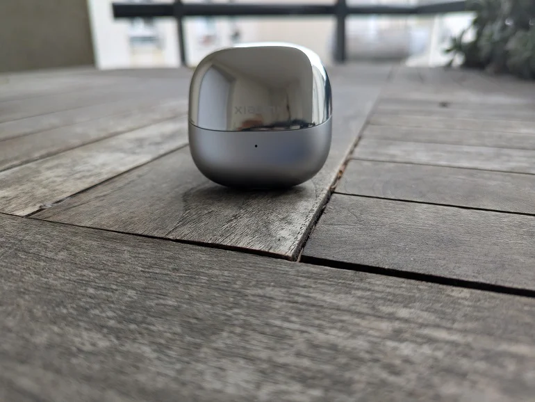 boitier des xiaomi buds 5 écouteurs ouverts moins chers que les airpods 4